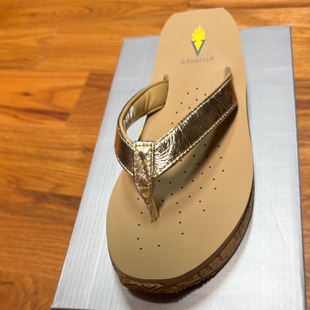 Volatile Neville Metallic Wedge - Picture 6 of 7